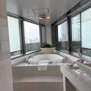 スイートルームのおふろがこの建物ならではの形（三角）で素敵だった。