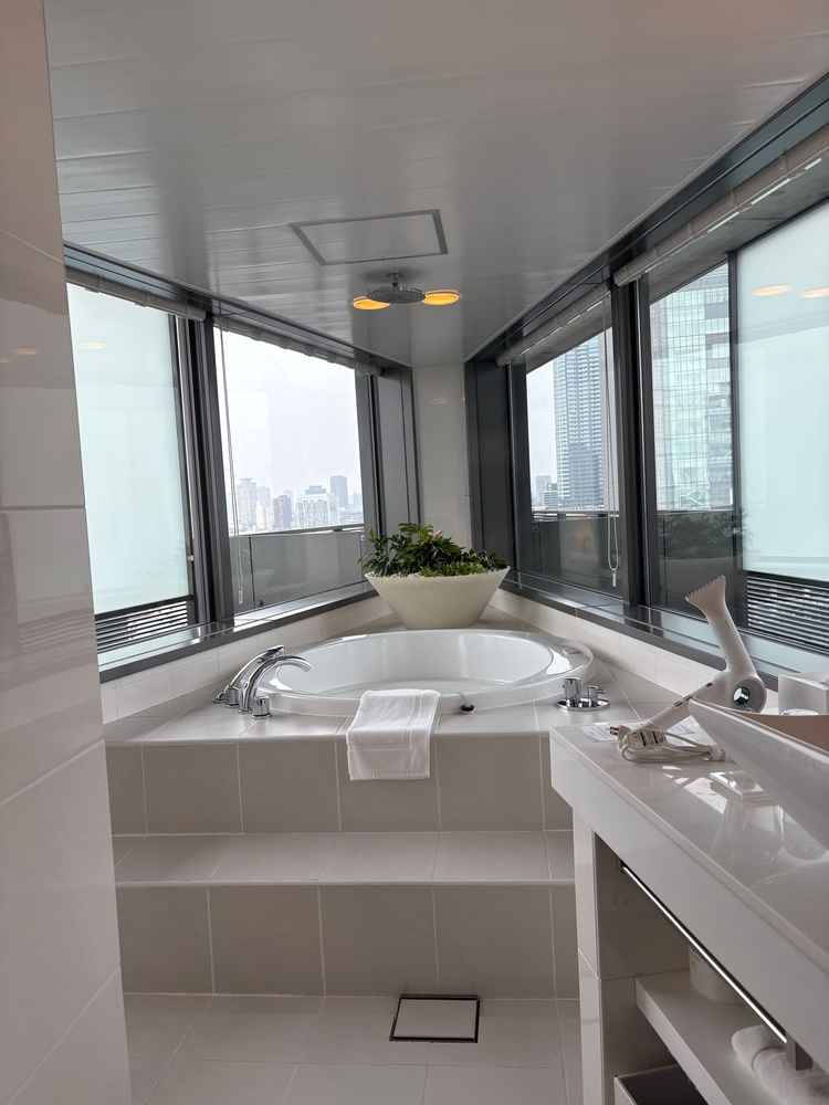 スイートルームのおふろがこの建物ならではの形（三角）で素敵だった。