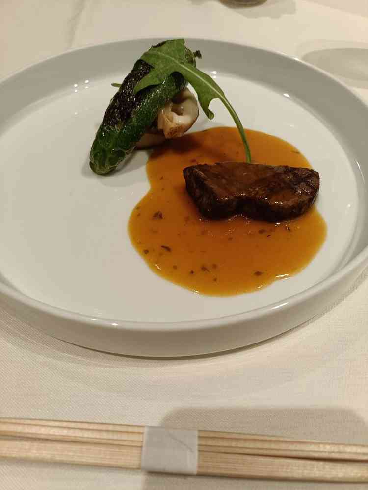 試食。肉は柔らかく、味付けもマッチしており、非常に満足できる美味しい料理でした。