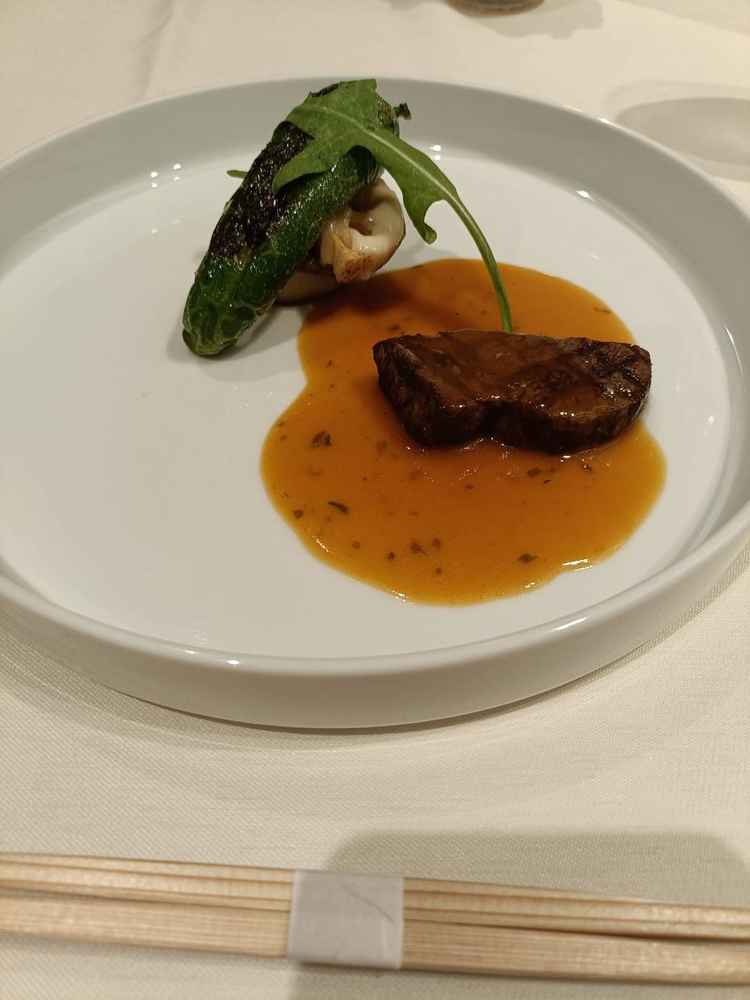 試食。肉は柔らかく、味付けもマッチしており、非常に満足できる美味しい料理でした。