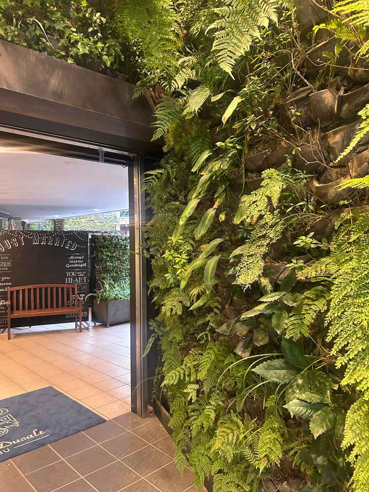 チャペルの入口の横が緑でデザインされていますが、隠し扉になっており、お子様連れのゲストにも了解可能！