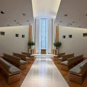 白い大理石の床に反射する独立型チャペル。天井に角度が付いていて実際より広く見える。