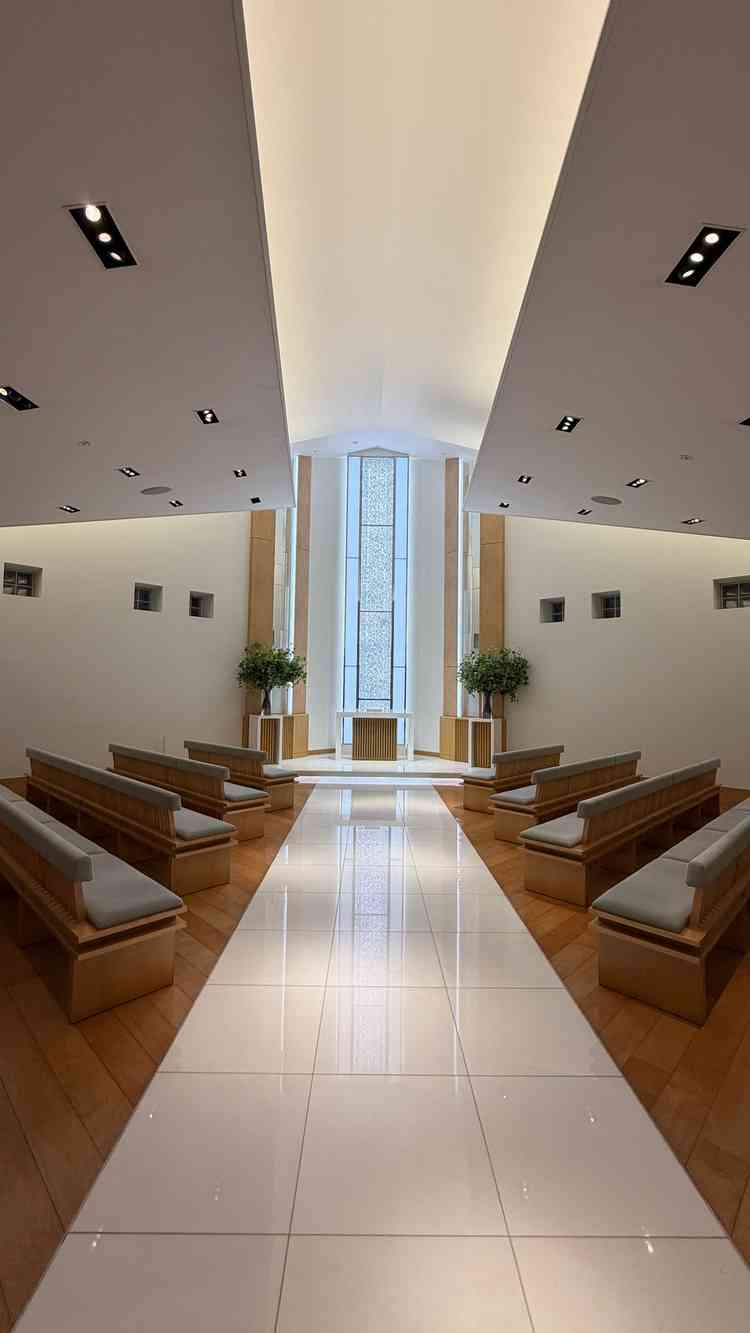 白い大理石の床に反射する独立型チャペル。天井に角度が付いていて実際より広く見える。