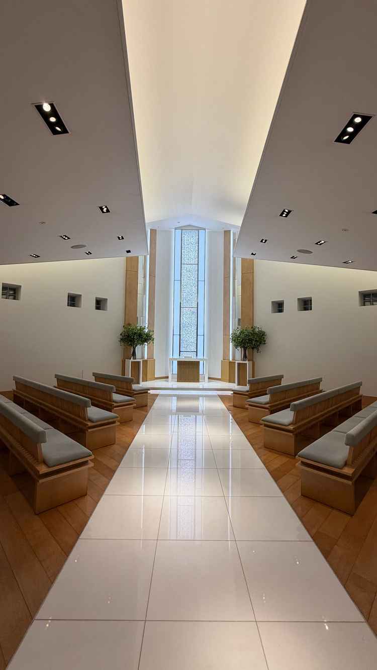 白い大理石の床に反射する独立型チャペル。天井に角度が付いていて実際より広く見える。