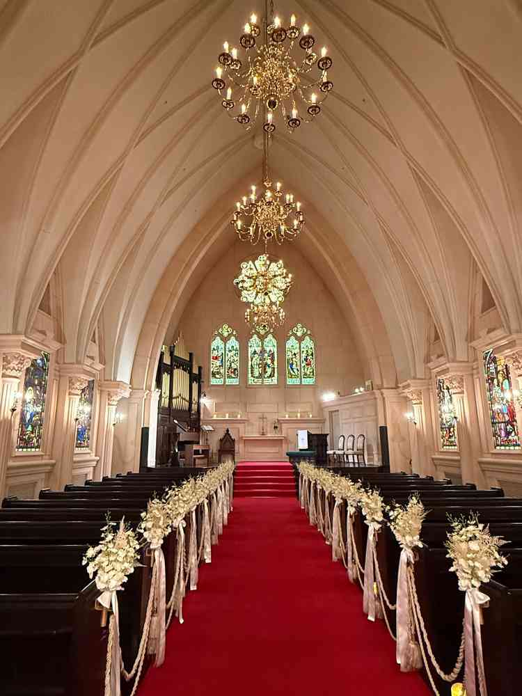 チャペルに入る時に、お2人でドアを開けてくださって入場のようでした。中は美しくて素敵でした。