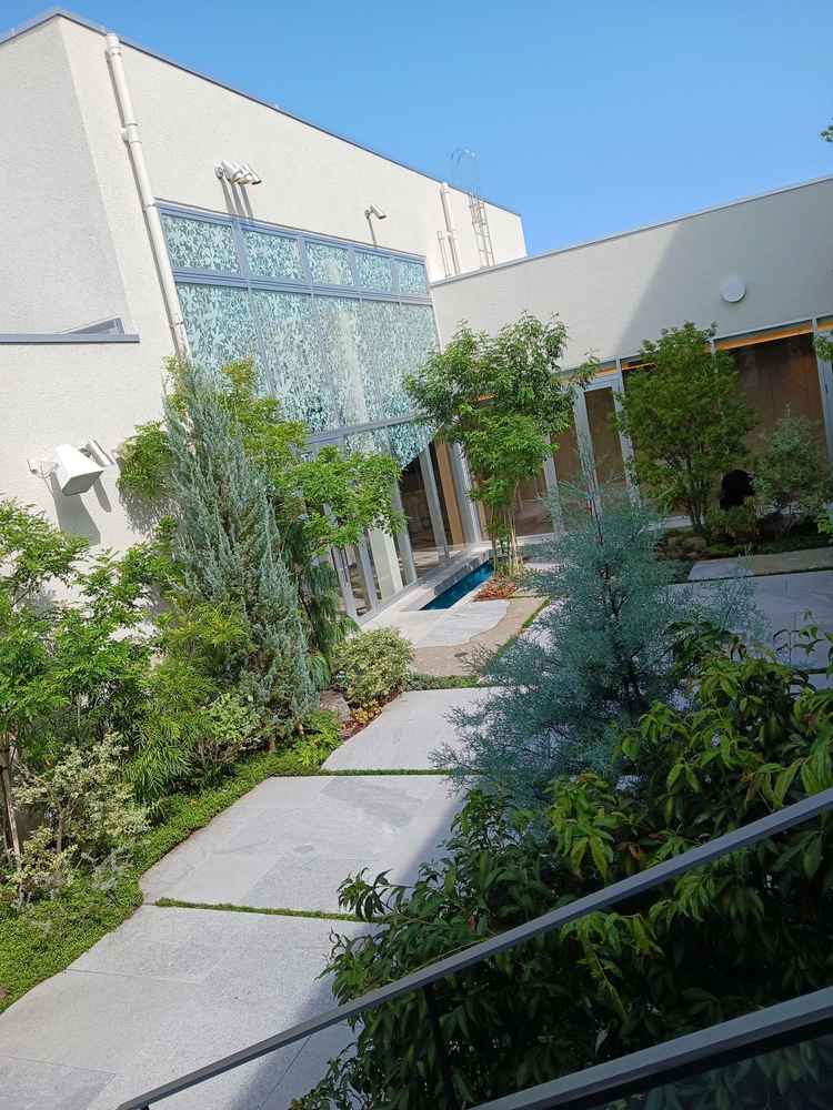 草木の手入れの行き届いた開放的な中庭ではデザートビュッフェの演出を楽しめたり写真撮影ができます。