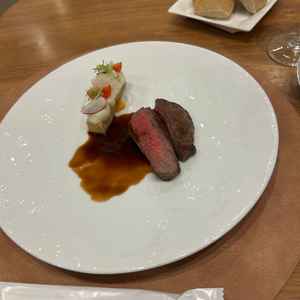 お肉料理とお魚料理２つ食べ比べさせてもらえました。