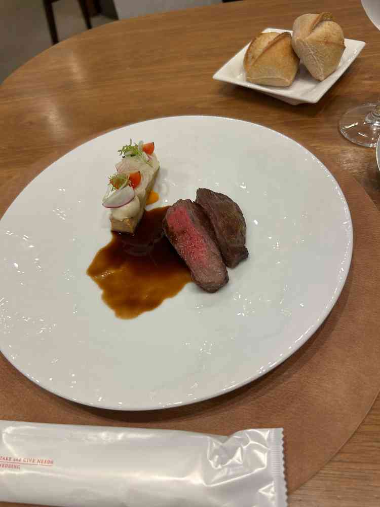 お肉料理とお魚料理2つ食べ比べさせてもらえました。