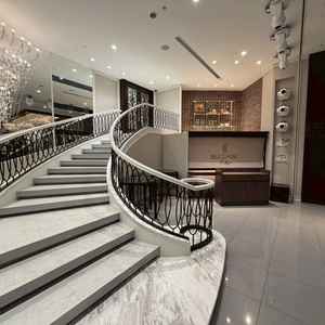 披露宴会場コンコード内の階段と奥にはオープンキッチン。豪華で美しい外装に思わず息を飲みました。