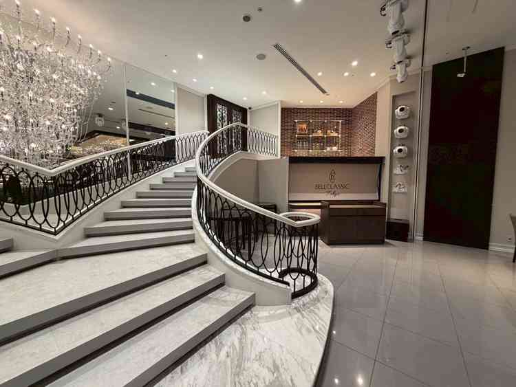 披露宴会場コンコード内の階段と奥にはオープンキッチン。豪華で美しい外装に思わず息を飲みました。