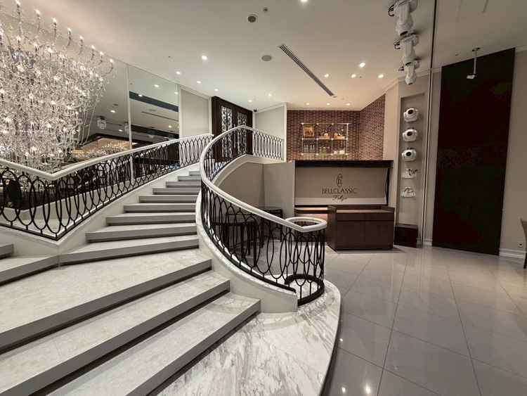 披露宴会場コンコード内の階段と奥にはオープンキッチン。豪華で美しい外装に思わず息を飲みました。