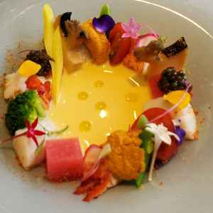 スープ仕立てのオードブル、高級食材が使われてとても美味しかったです。見た目も華やかです。