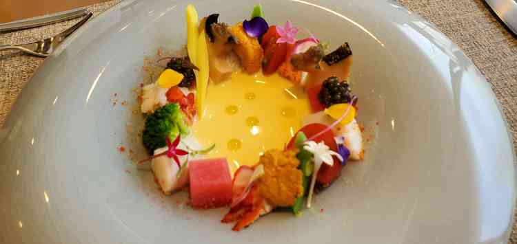 スープ仕立てのオードブル、高級食材が使われてとても美味しかったです。見た目も華やかです。