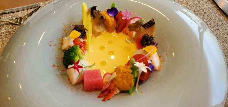 スープ仕立てのオードブル、高級食材が使われてとても美味しかったです。見た目も華やかです。