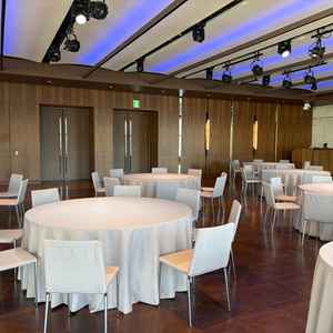 大きい窓から自然光が入る温かいボールルームです。高砂の配置は、縦横変えられるとのことでした。