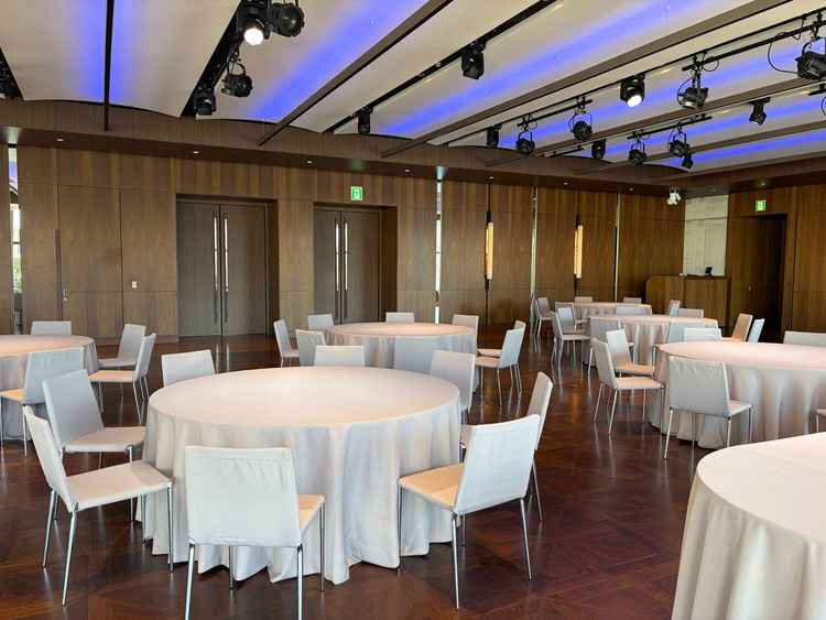 大きい窓から自然光が入る温かいボールルームです。高砂の配置は、縦横変えられるとのことでした。