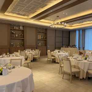 暖かみのある色合いの照明で、シンプルな装飾になっていたが充分素敵だと感じた。奥の装飾は備え付け。