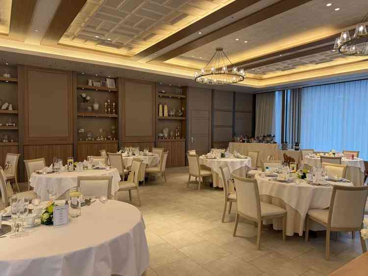 暖かみのある色合いの照明で、シンプルな装飾になっていたが充分素敵だと感じた。奥の装飾は備え付け。