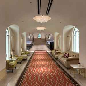 参列者の受付からの導線であり、階段にもステンドグラスがある雰囲気ある通路です。