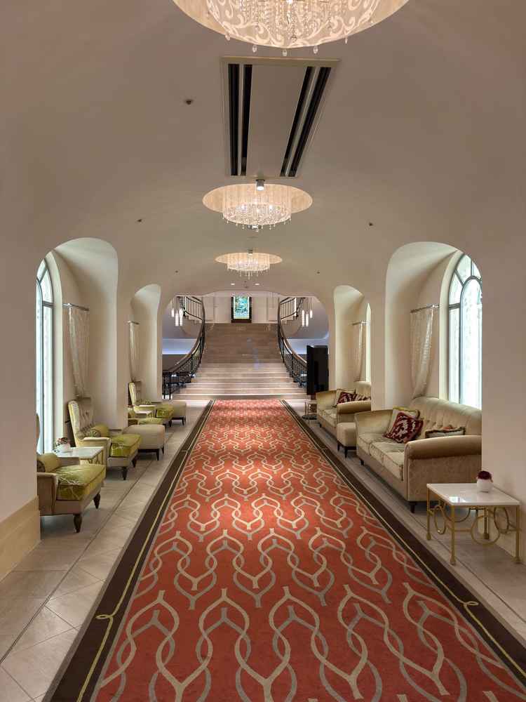 参列者の受付からの導線であり、階段にもステンドグラスがある雰囲気ある通路です。