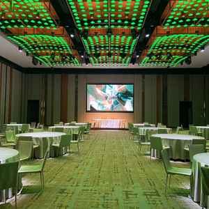 披露宴会場です。天井が高くて、音の重低音が綺麗に聞こえます。光の演出も自由度が高いです。