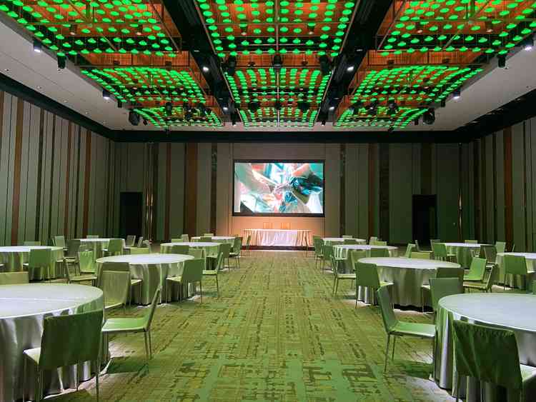 披露宴会場です。天井が高くて、音の重低音が綺麗に聞こえます。光の演出も自由度が高いです。