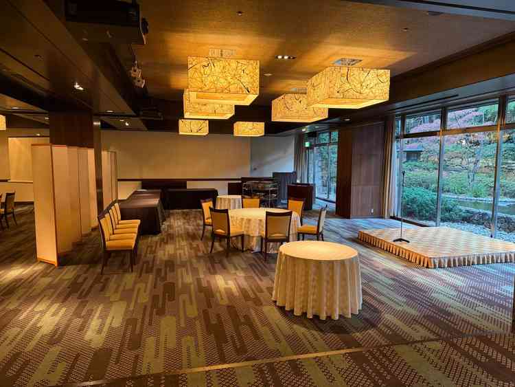 披露宴会場の大きな窓から見える景色が綺麗。