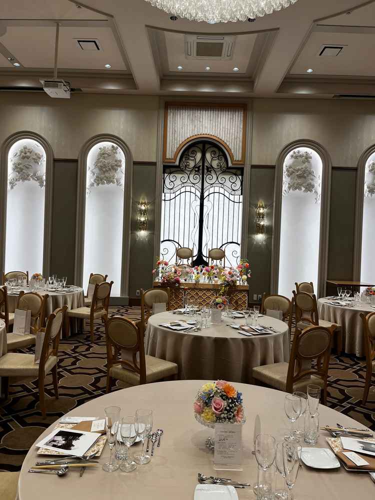 100名以上が入ることのできる広々とした高級感のある披露宴会場