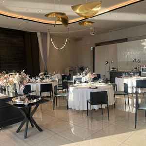 パーティー会場のアトリエ。天井のモニュメントが特徴的。