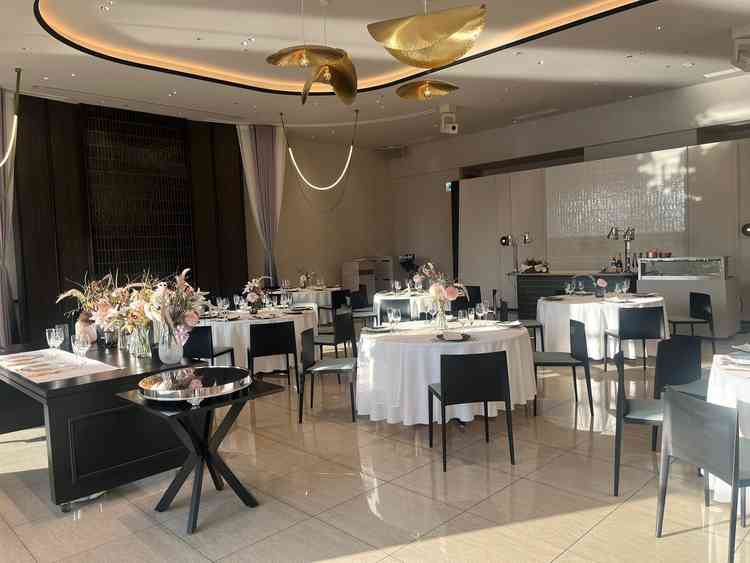 パーティー会場のアトリエ。天井のモニュメントが特徴的。