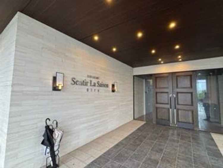 白と茶色の落ち着いた雰囲気の入り口で、気を張らなくても良い感じでした。