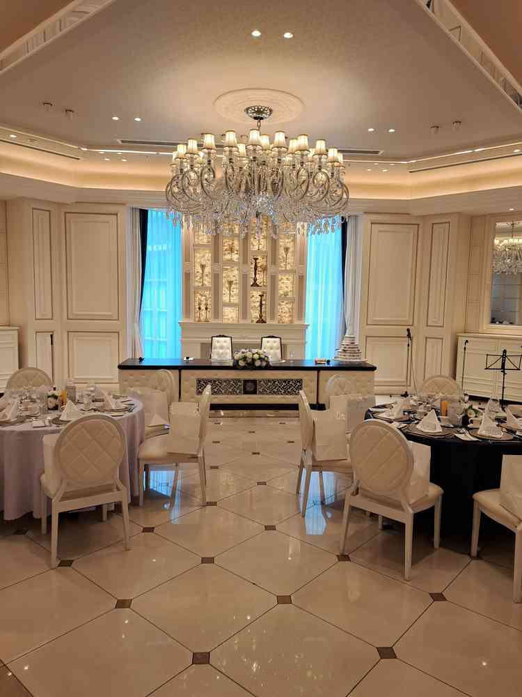 披露宴会の写真です。テーブルは丸テーブルと横一線のテーブルを選べるとのことでした。