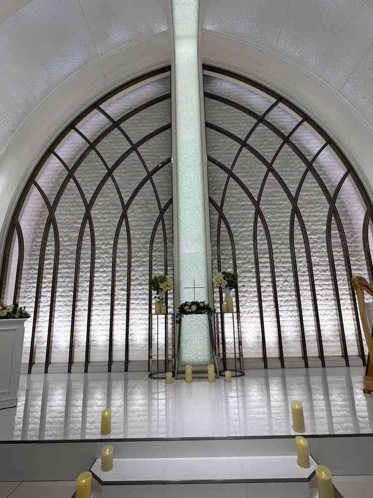 7階の挙式会場で、天井が高く開放感がある。