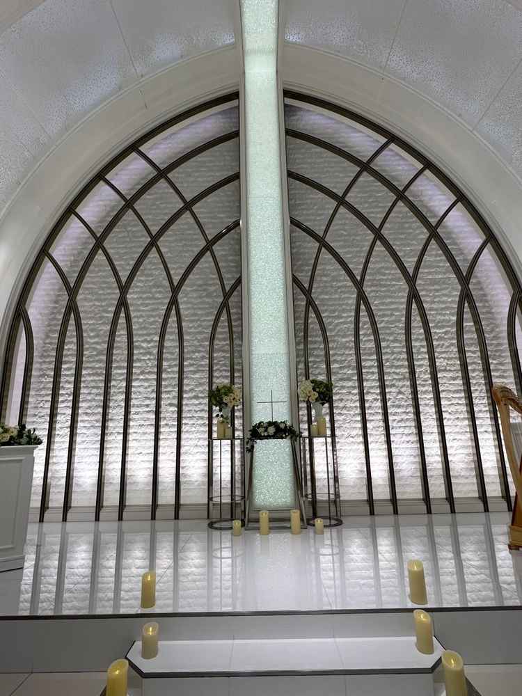 7階の挙式会場で、天井が高く開放感がある。