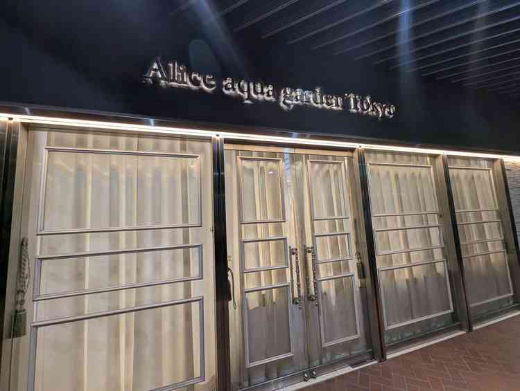 地下からの入口すぐの写真です。地下から行くのが分かり良いです。