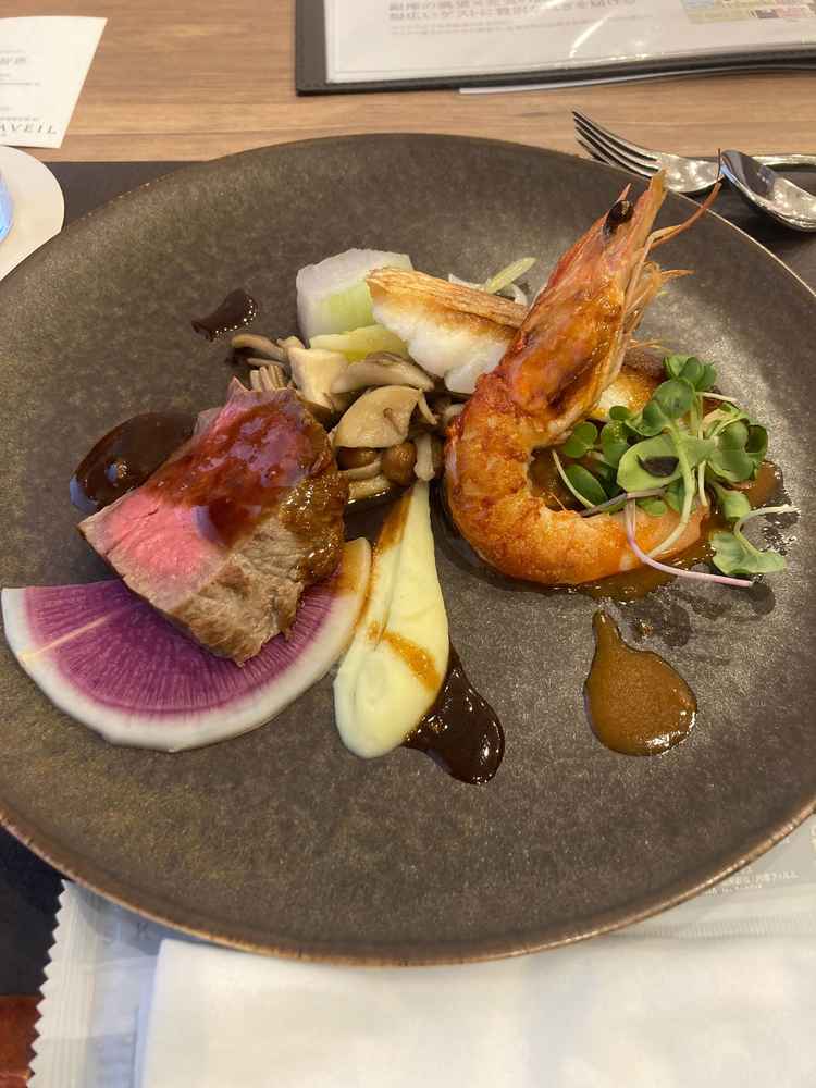 メイン料理。特にお肉が柔らかくて、ボリュームがあり満足感がありました。