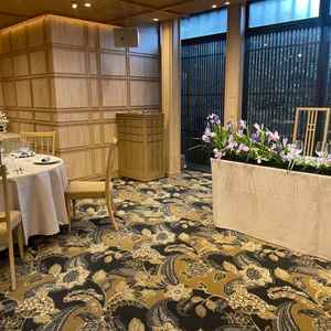 披露宴会場です。明るい木の色でチャペルとはまた違った雰囲気で過ごせそうでした。