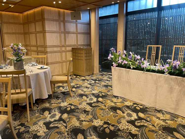 披露宴会場です。明るい木の色でチャペルとはまた違った雰囲気で過ごせそうでした。