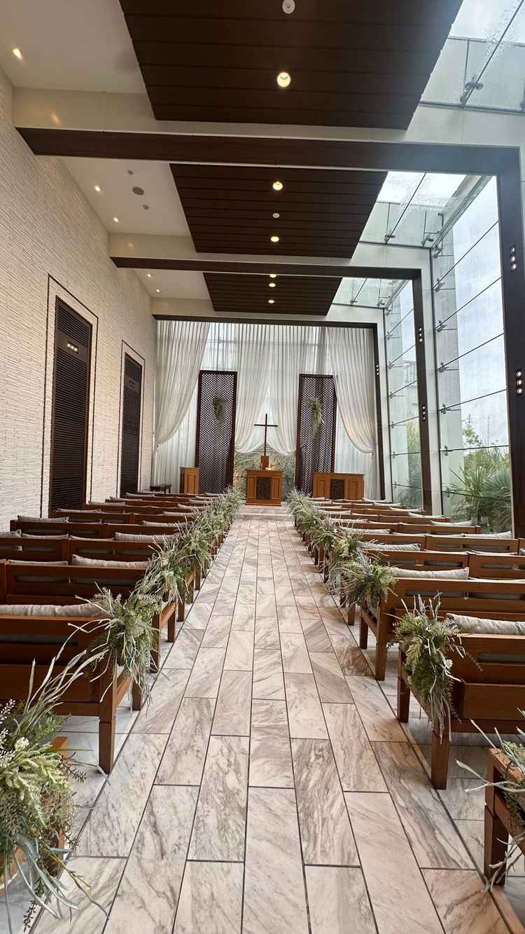 チャペルは雨でも自然光が入る感じで素敵でした。天高で開放的です。