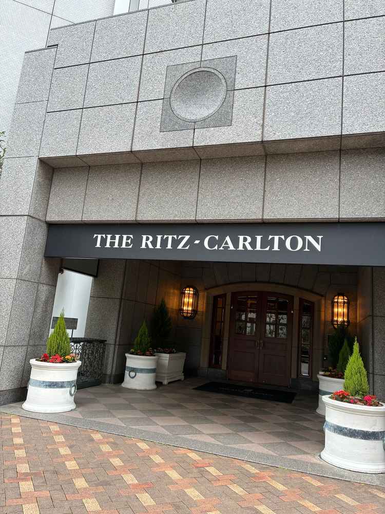 正面入り口には、大きくリッツカールトンと書かれていて素敵です。