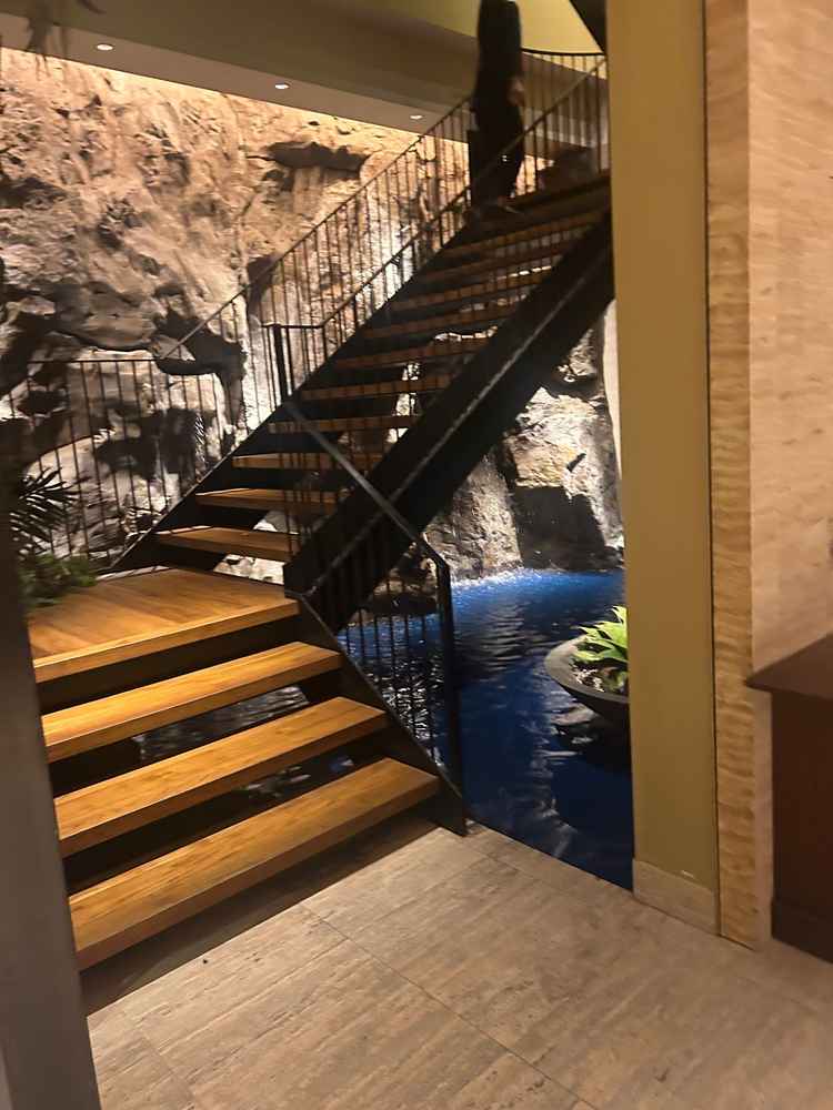 披露宴会場の前に水が流れる空間