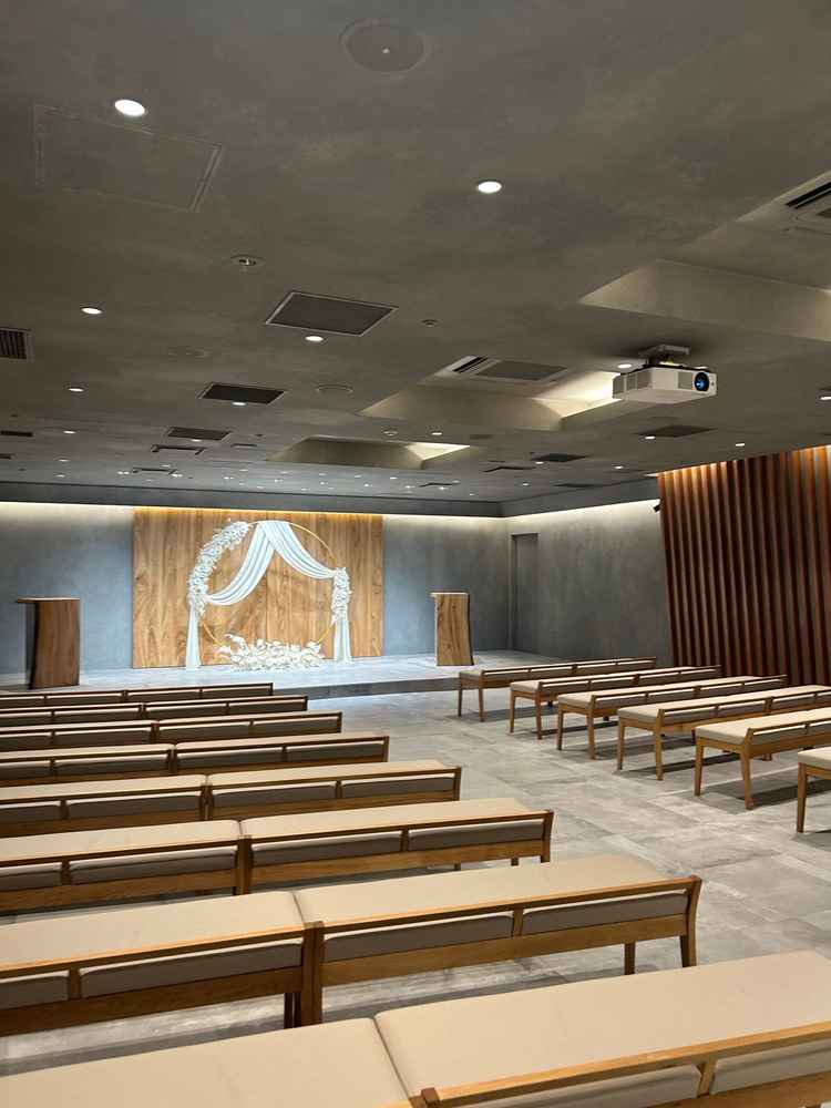 オシャレな式場。和装との相性が良さそうです。木目があたたかみがあるように感じます。