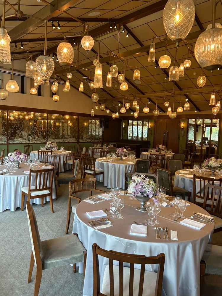 披露宴会場。ランプや飾り付けの雰囲気など全て綺麗でした。