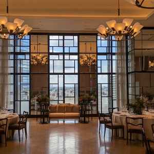 披露宴会場は鏡張りで、実際の空間より広く感じました。ただ、80人以上である場合やや手狭に感じました。