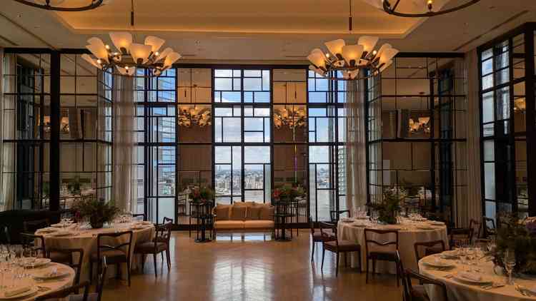 披露宴会場は鏡張りで、実際の空間より広く感じました。ただ、80人以上である場合やや手狭に感じました。