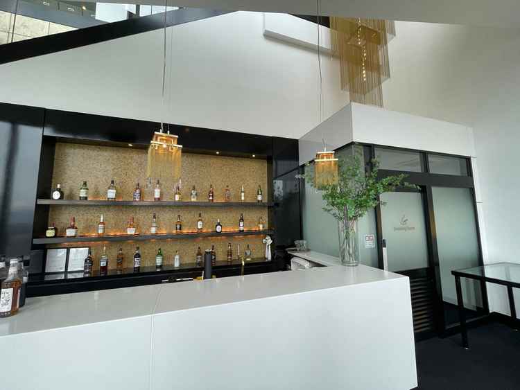 チャペルから披露宴へ移動するまでにバーカウンターがありオリジナルカクテルも作れるそうです