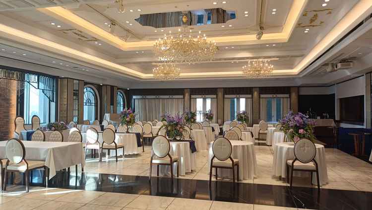 披露宴会場②。キラキラした椅子が印象的。