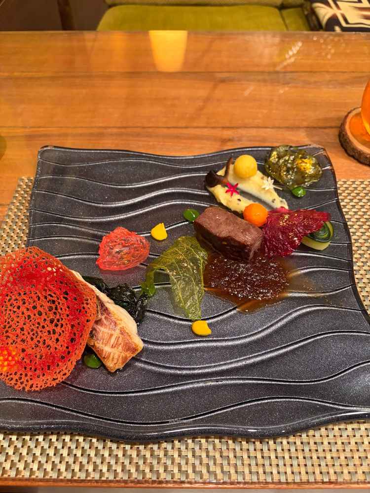 試食プレートです。シェフがお魚を釣ってきた鯛もあり、地産地消。美味しかったです！