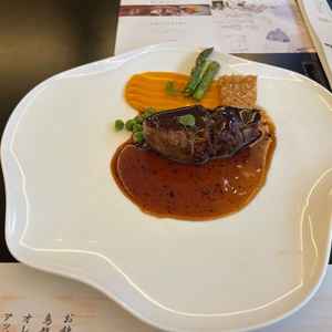 分厚いお肉料理。味付けが濃いめでおいしい。