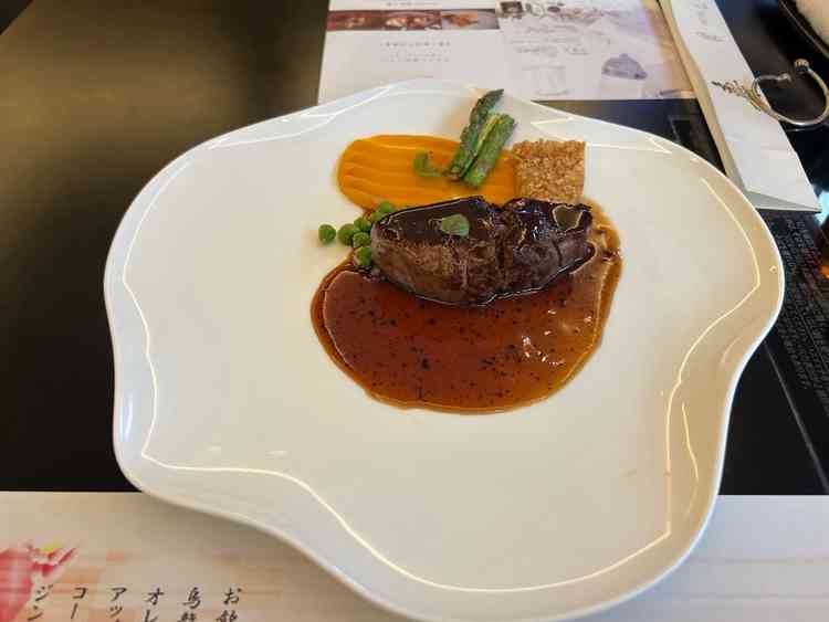 分厚いお肉料理。味付けが濃いめでおいしい。